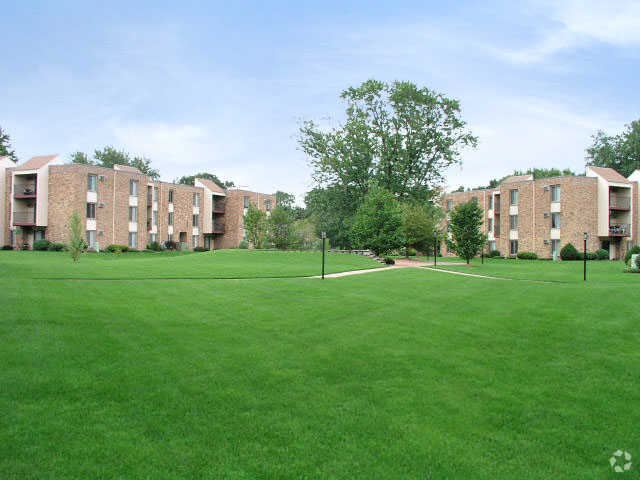 Court Yard - Silver Oaks Court Apartments