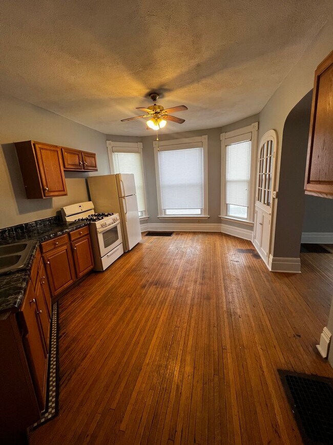 Building Photo - 1228 Tremont Ave
