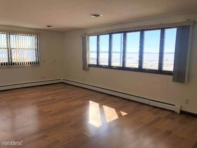 Building Photo - 214 N Lake View Dr