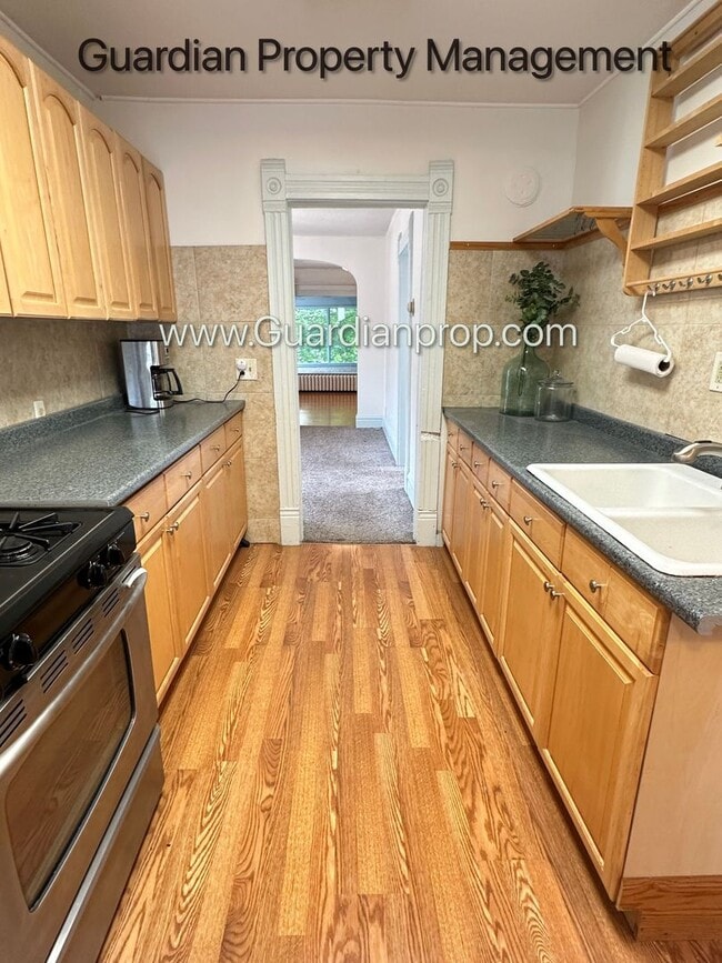 Building Photo - Linden Hills Upper Level Duplex, Sunroom, ...