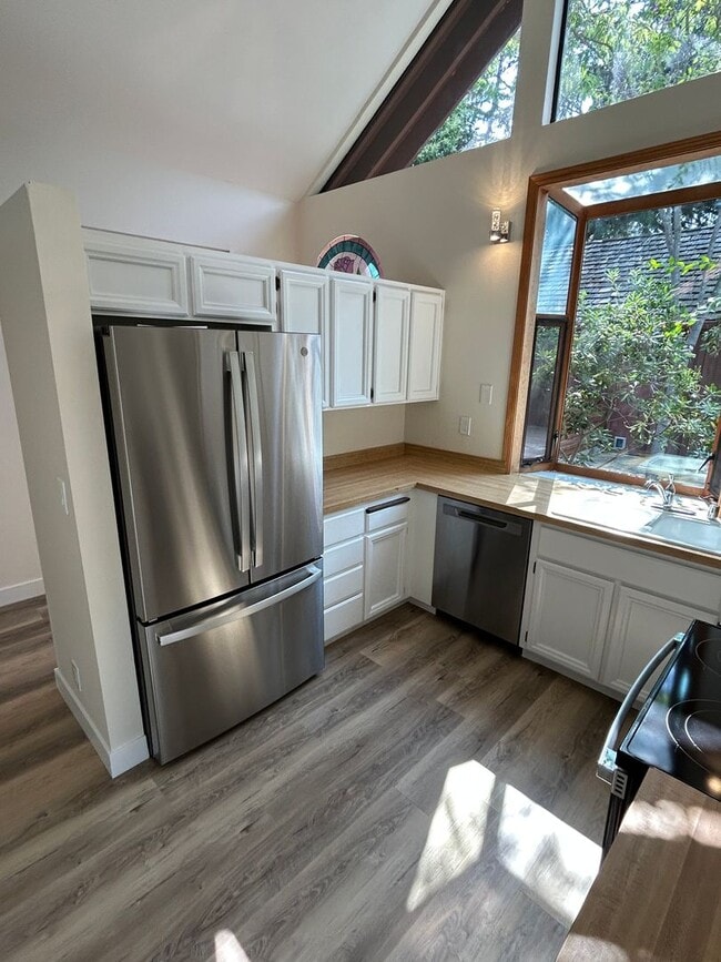 Building Photo - Remodeled 3-Bedroom Home in the Heart of M...