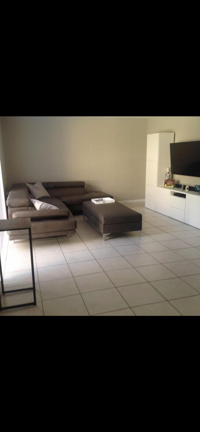 Large family room - 3359 Gardens East Dr