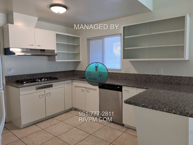 Foto del edificio - Mid-Century Modern Beauty with Spacious Backyard