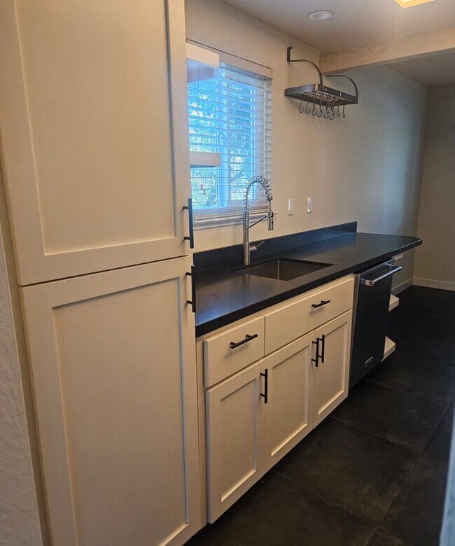 Building Photo - 8711 Mountain Blvd