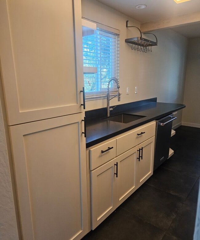 Foto del edificio - 8711 Mountain Blvd