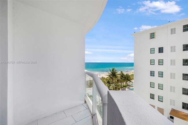 Foto del edificio - 6365 Collins Ave