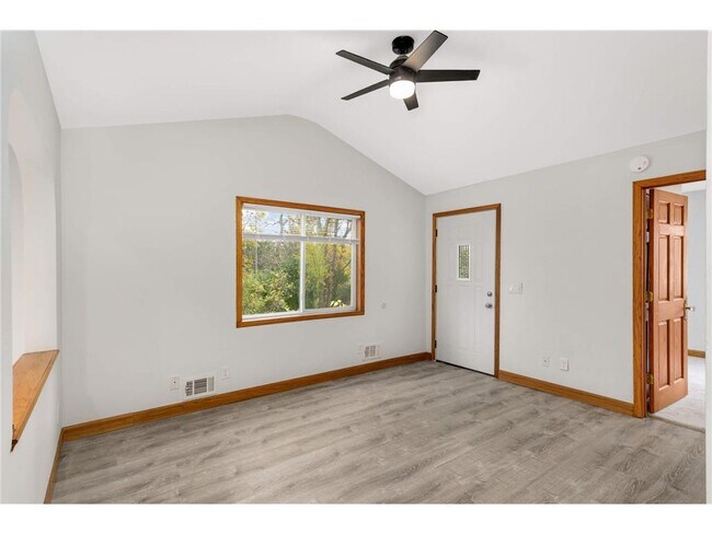 Foto del edificio - 2340 Ives Ln N