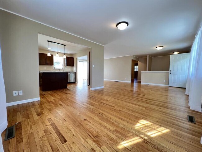 Foto del edificio - 651 42nd St NE