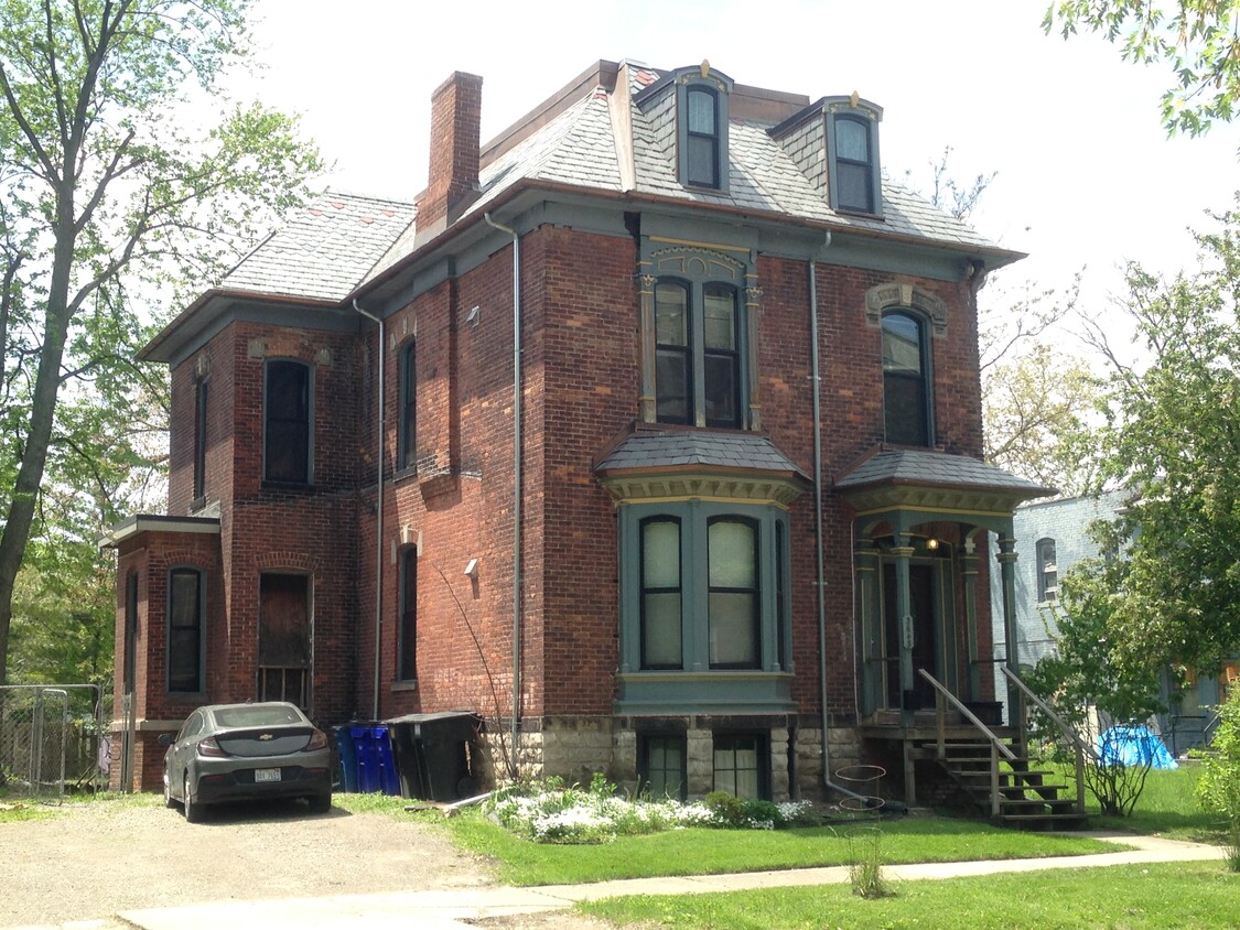 La casa fue construida en 1880. Se le añadió un nuevo techo de pizarra en 2018. - 3643 Lincoln St