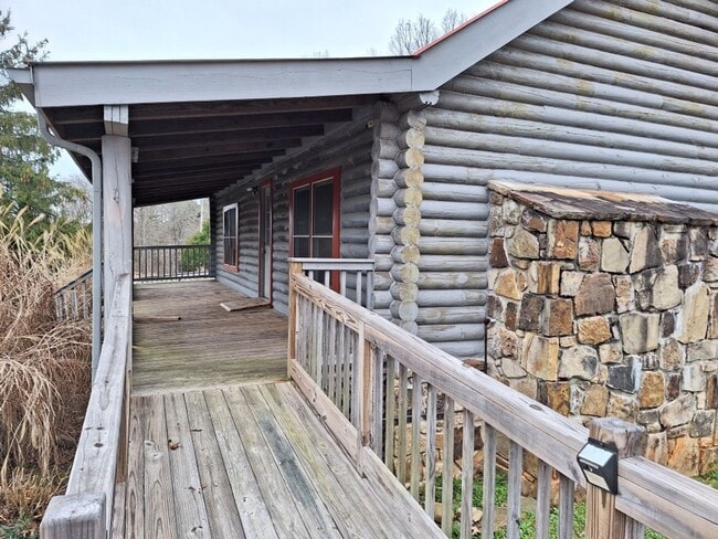 Building Photo - Log Cabin