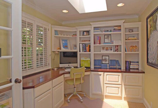 Building Photo - 1127 Virginia Way