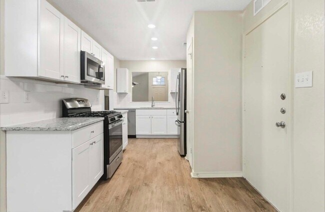 Foto del edificio - 702 Woodcrest Dr