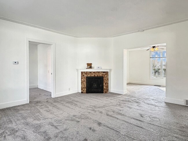 Building Photo - 750 Lake Dr SE