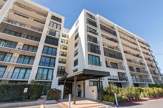 Building Photo - 100 Oakmont Ln