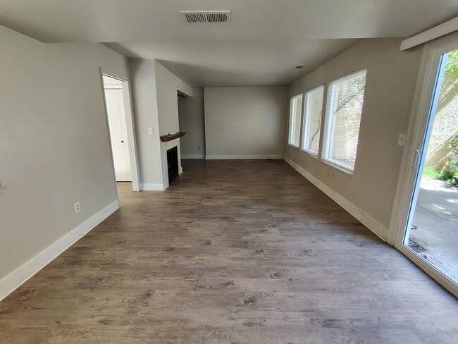 Building Photo - 939 Claremont Ct
