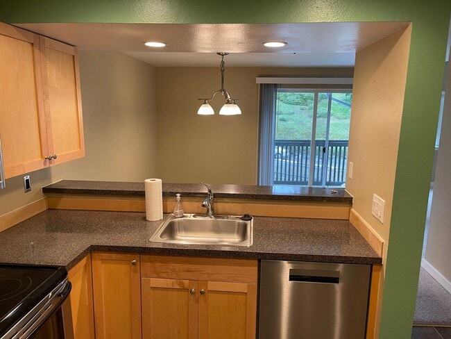 Spacious, Top Floor 2 Bed 2 Bath w/Pool an... - Spacious, Top Floor 2 Bed 2 Bath w/Pool an... Apartment