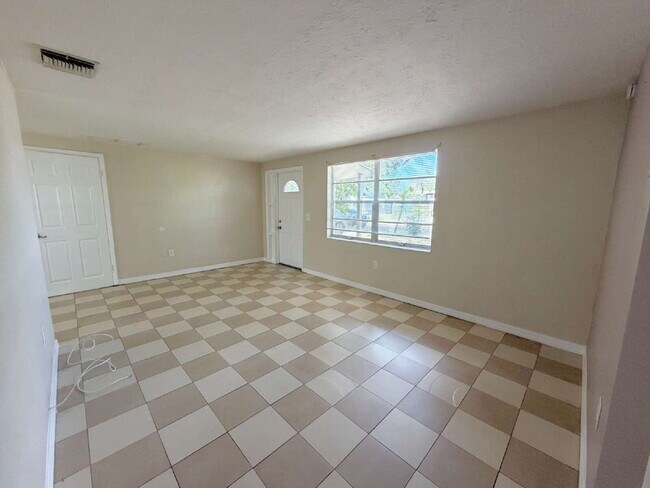 Building Photo - "Charming 3-Bed, 2-Bath on Jackson Street"