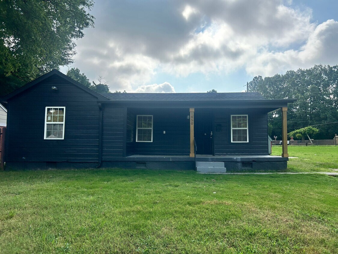 Primary Photo - 1850 Davis Cir
