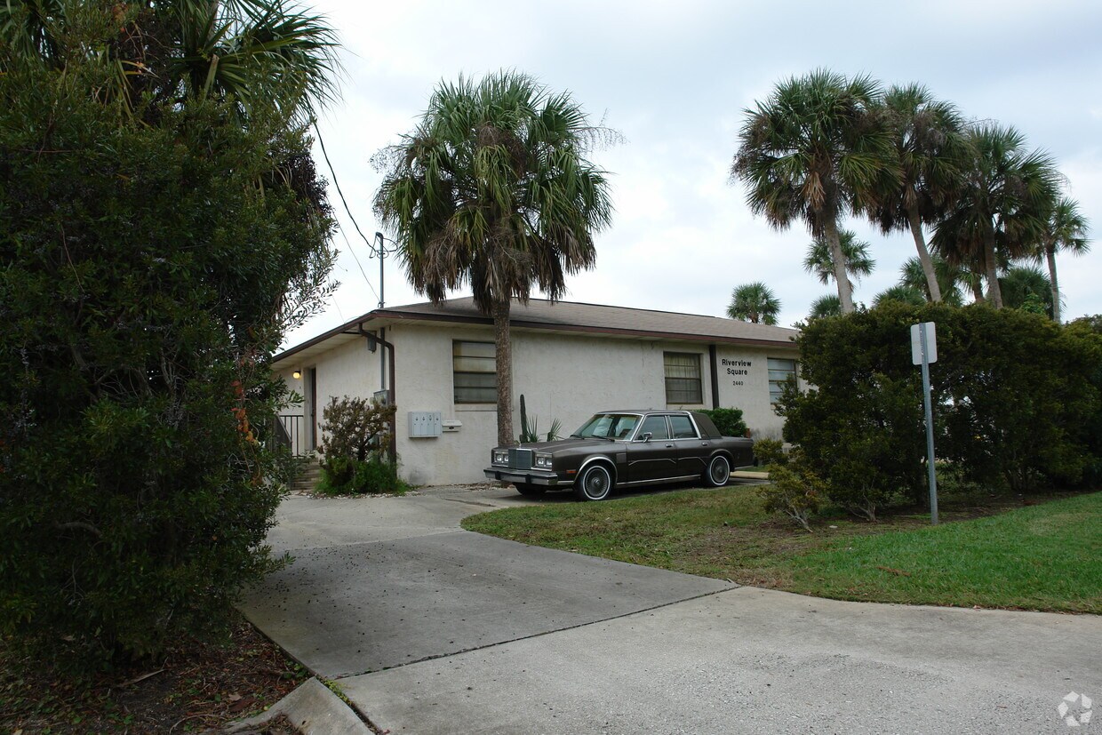 Building Photo - 2440 S Palmetto Cir