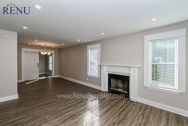 Building Photo - Now available 4 bedrooms 3 baths