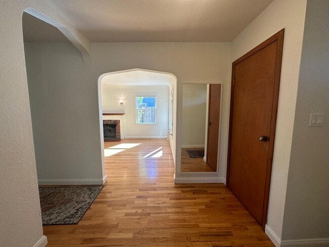 Foto del edificio - 406 N Santa Cruz Ave