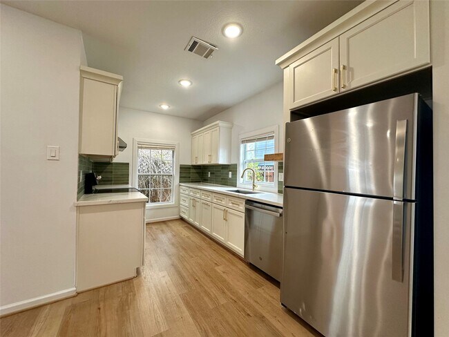 Foto del edificio - 808 Oakhurst St