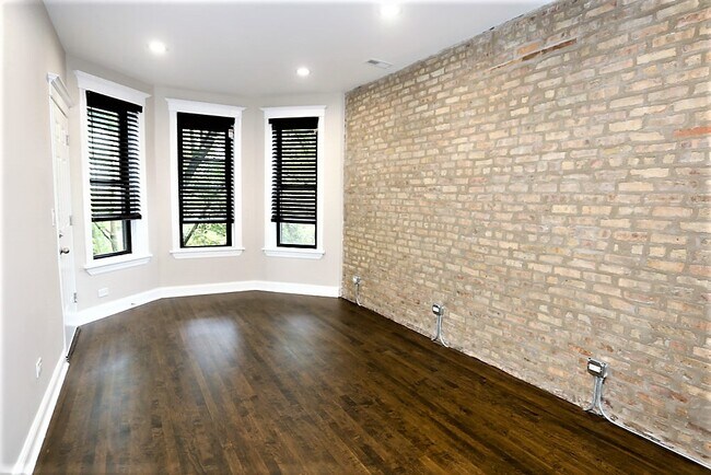 Building Photo - 2013 N Hoyne Ave