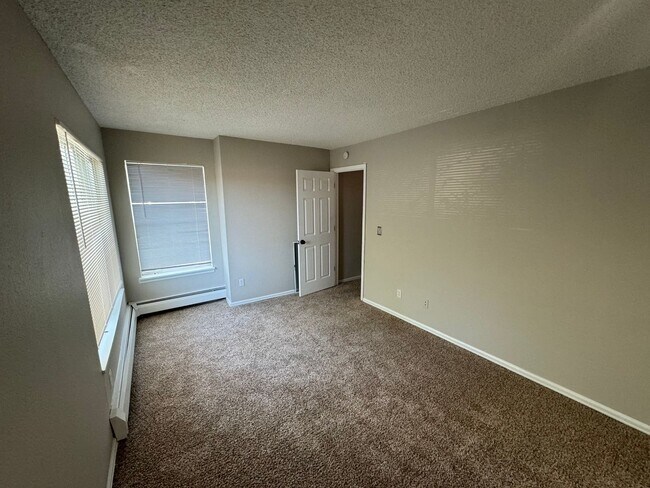 Building Photo - Newly Renovated 2 Bedroom, 1.5 Bathroom To...