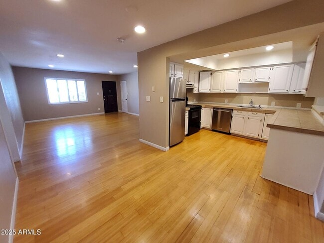 Foto del edificio - 2225 E Glenrosa Ave