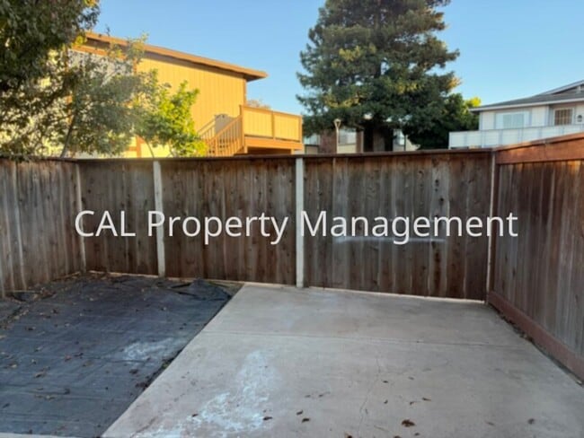 Building Photo - Northgate Village Condo 2-Bedroom 1-Bathroom!