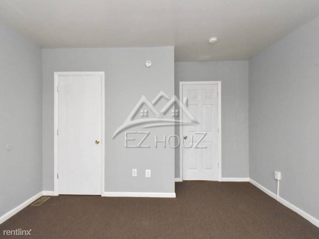 Building Photo - 3 br, 1 bath Apartment - 3033 E Monument St