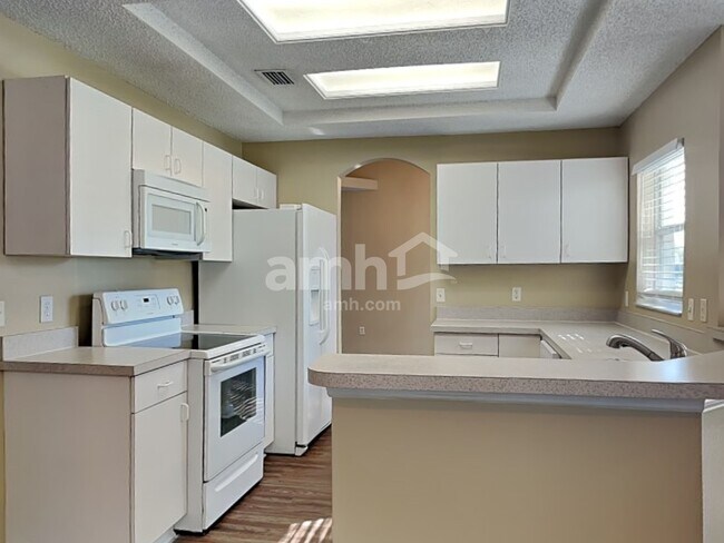Building Photo - 558 Hatcher St SE