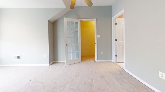 Foto del edificio - Charming 3Bd/2.5Bth 4-level end unit brick...