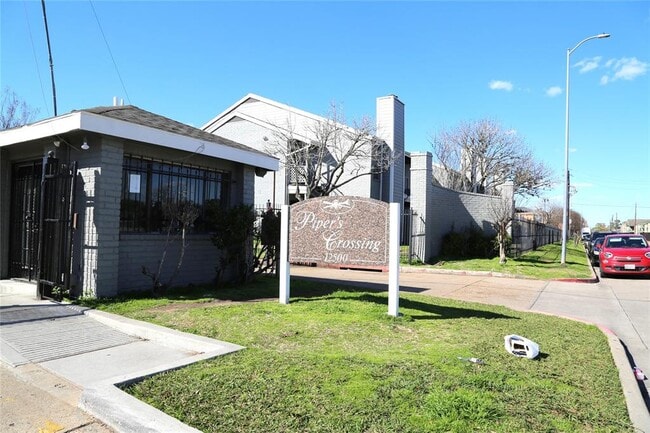 Building Photo - 12500 Sandpiper Dr