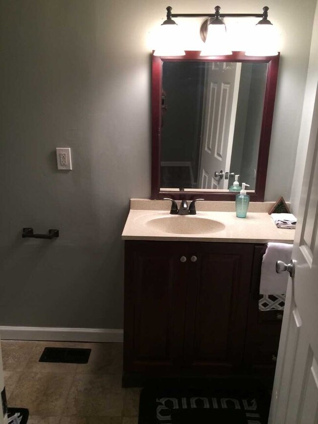 Building Photo - Large 2 Bedroom Newly updated home in East...