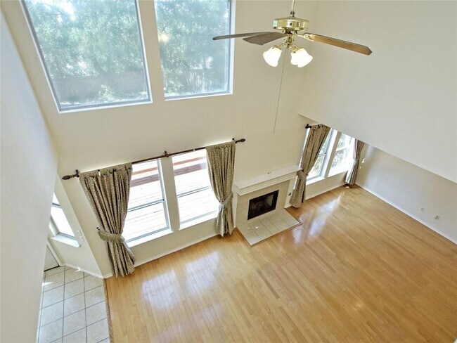 Foto del edificio - 9019 Mountain Mist Ln