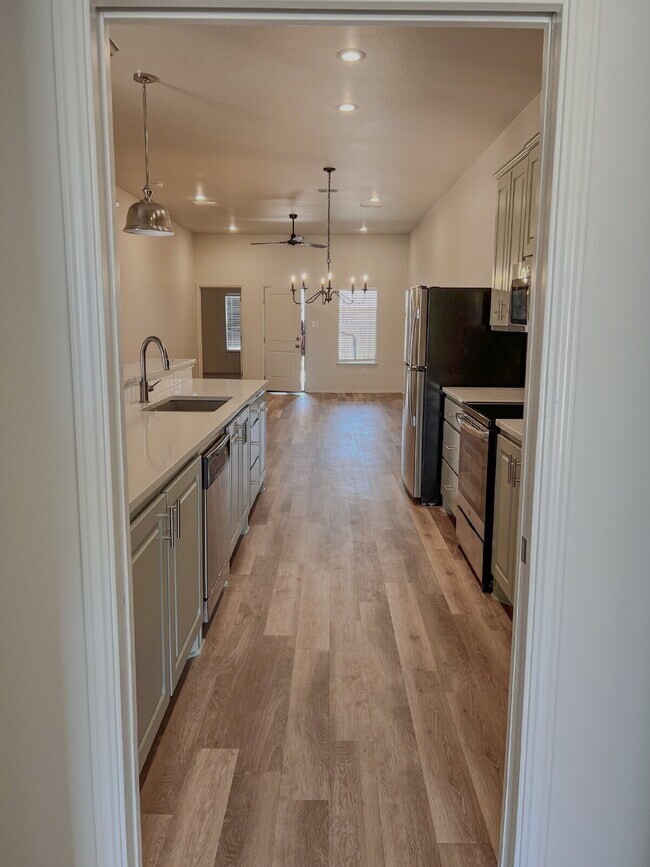 Building Photo - 2 Bedroom 2 Bathroom