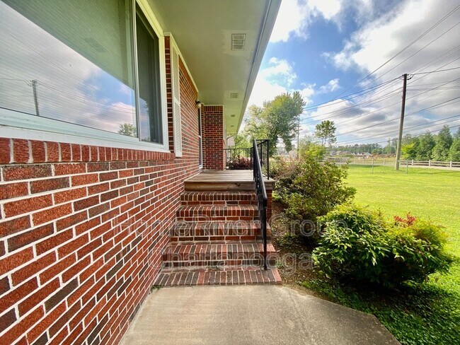 Building Photo - 1517 Jenkins Rd