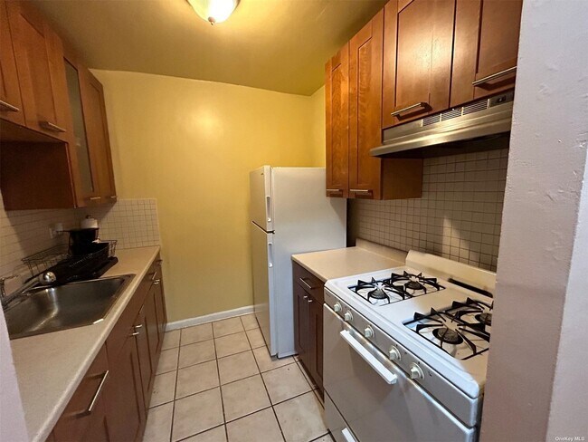 Building Photo - 3184 Grand Concourse