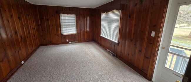 Building Photo - Cute little ranch with screened porch