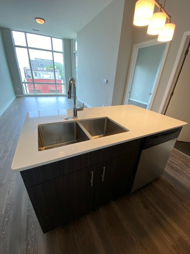 Foto del edificio - 1545 W North Ave