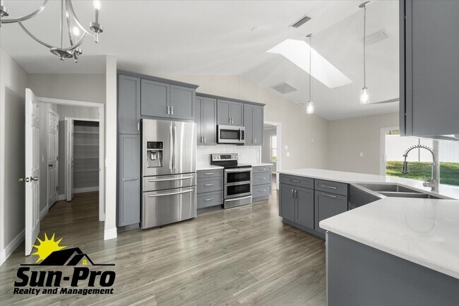 Building Photo - 711 Hiview Cir