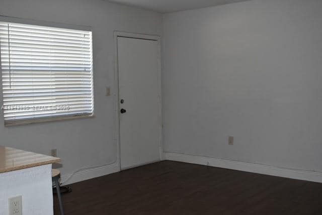 Building Photo - 1975 NE 135th St