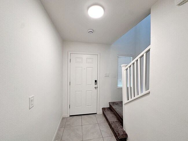 Building Photo - 3 BEDROOM TOWNHOME IN GATED COMMUNITY