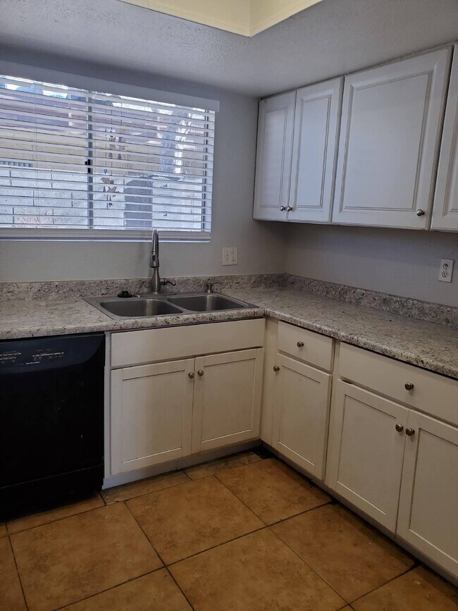 Foto del edificio - COMING UP! Charming 2-Bed, 1-Bath Apartment!
