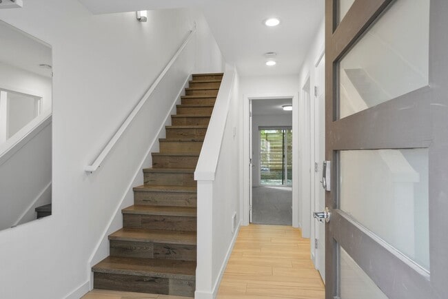 Foto del edificio - Modern Beacon Hill Townhouse Available for Rent!