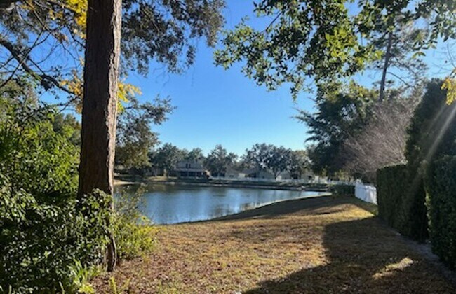 Foto del edificio - Water view 4/2 home in gated Spring Glen Community-Move-In Ready- 2 Car Garage- Debary!