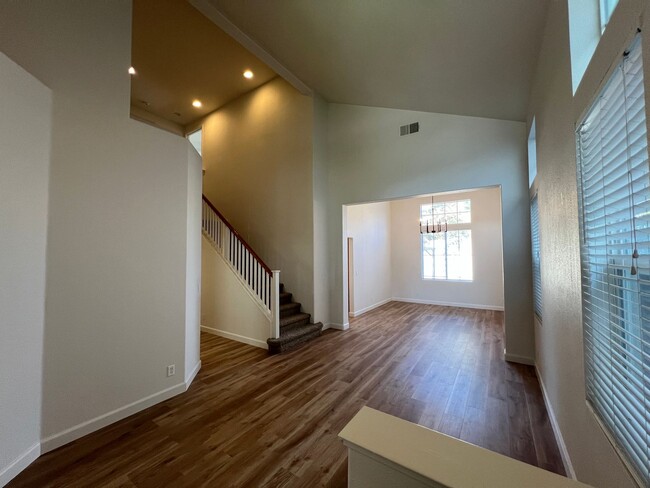 Building Photo - 5 bedroom home located in Sylvan School District!