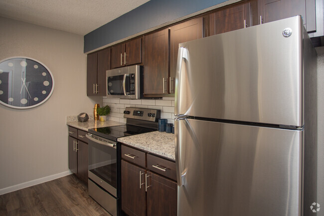 2BR, 2BA - 996SF - B2 Model - Laurel Heights at Cityview