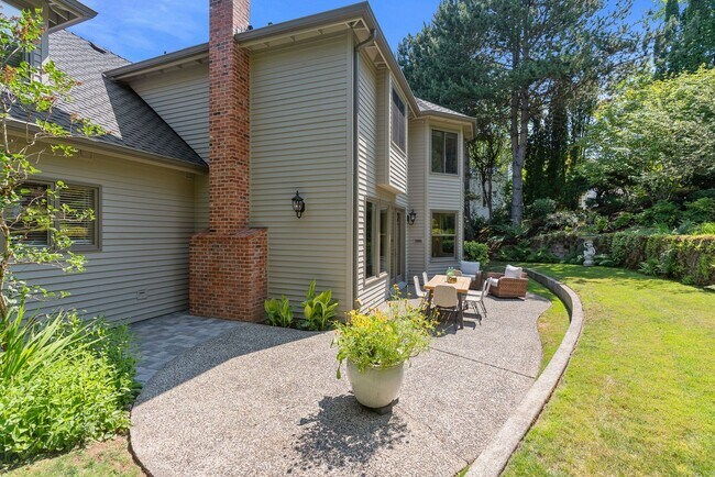Foto del edificio - Beautiful Lake Oswego Traditional